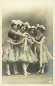 Dansers in kostuum
